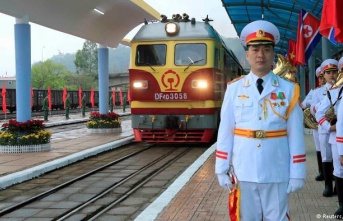 Kim Jong Un Hanoi'ye vardı